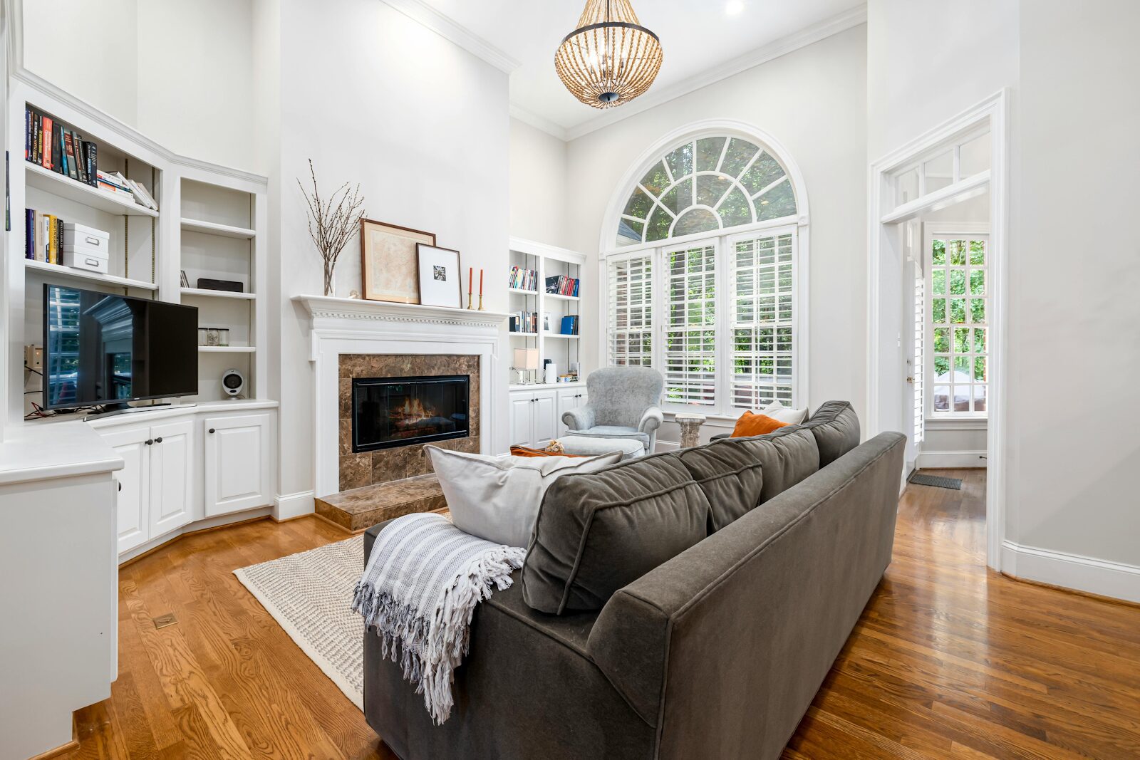 https://www.pexels.com/photo/gray-couch-in-the-living-room-8583871/