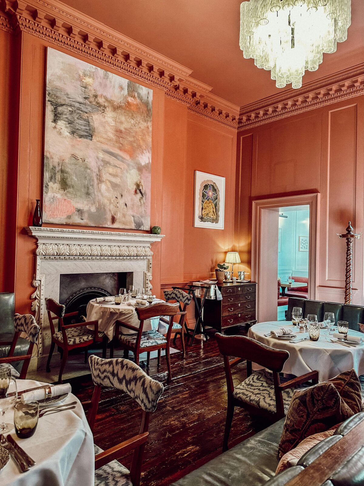 https://www.pexels.com/photo/vintage-design-of-room-with-fireplace-17904251/
