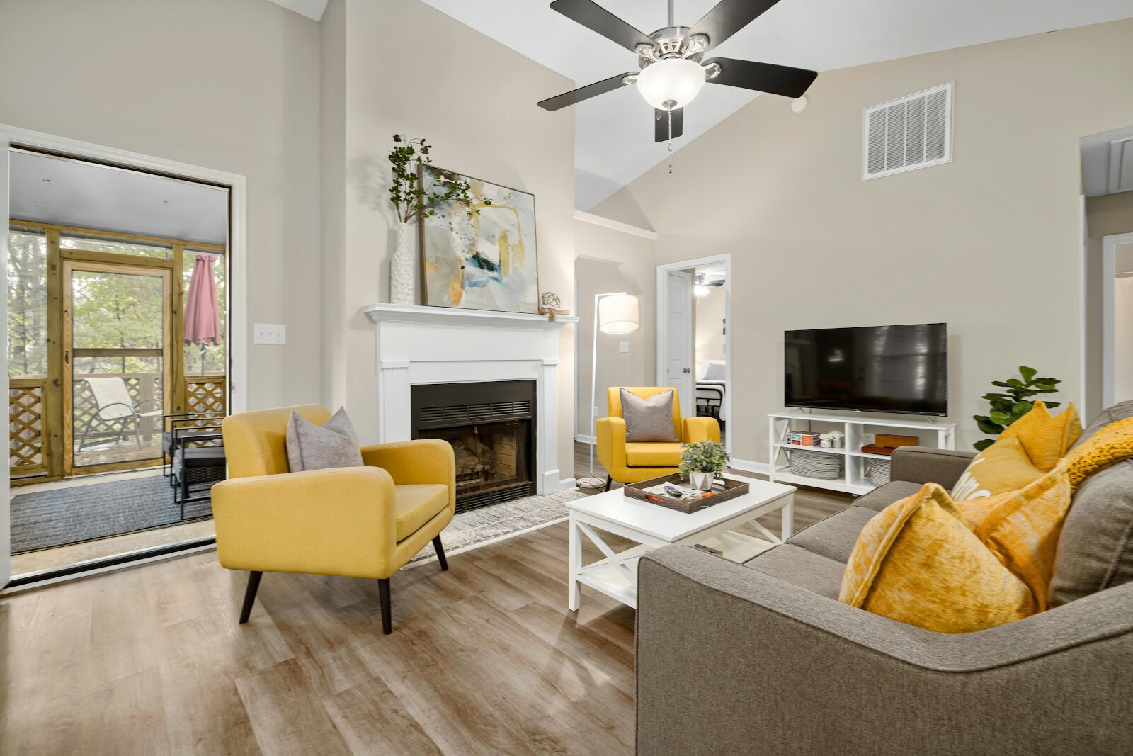 https://www.pexels.com/photo/home-interior-living-room-10099119/