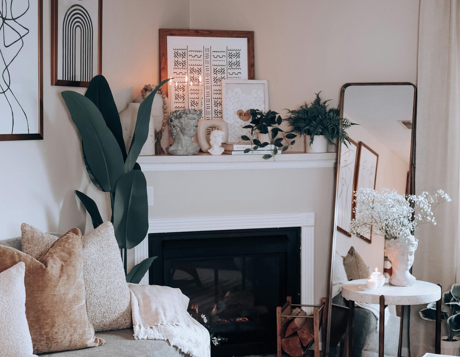 https://www.pexels.com/photo/interior-design-of-living-room-16968141/